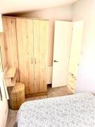 F42 3 bedroom, sleeps 6, 2 toilets close Portsmth F42 3 bedroom, sleeps 6, 2 toilets close Portsmth