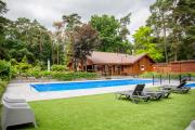 StayatSas Pippa grote omheinde tuin, gebruik van zwembad, stijlvol ingericht, middenin het bos met veel privacy, restaurant op park