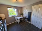 Modern 2 Bed Flat with Parking