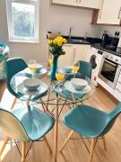 Between beach & shops - Private parking en-suite