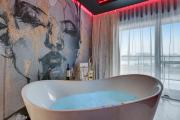 Hollywood Jacuzzi Suite by Downtown Apartments