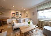 Light filled Apartment - newly renovated