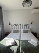 Alojamiento Rural El Petirrojo con patio jardín