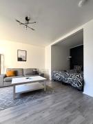 QUIET HAVEN - Fast WiFi, Functional Living, Remote Work, Doorstep Parking