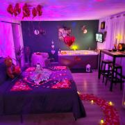 App jacuzzi & piscine privée - loveroom - Suite Emeraude App jacuzzi & piscine privée - loveroom - Suite Emeraude