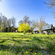 White Hill Lodge - rustic cabinin a stunning meadow