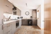 Modern 2-Bed Sleeps 4 - Pet Friendly & Parking
