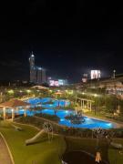 1-BR Condo with Pool & Skyline Views in Pasig