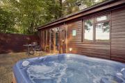 Chiffchaff Lodge with Hot tub