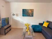 Elegant Serviced Apartment with Parking in Oxford