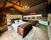 Wellness Tuin - Ultieme Partner Beleving - St Hubertus Suite met Indoor Jacuzzi, Openhaard, Privé Hottub en Privé Sauna in Jachthut stijl - Gratis Fles Prosecco & Leuke Partner connect box !