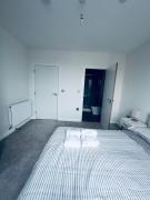 FEMALE ONLY - ENSUITE PRIVATE ROOM IN Hillingdon