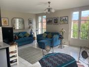 Bel F3 en centre-ville avec balcon et parking, proche cures - FR-1-703-196