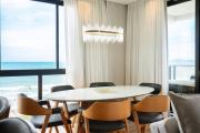 Conforto e Estilo Vista para o Mar Hidromassagem Wi-Fi Ar Condicionado Vaga Privativa e a Passos da Praia