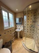 En-suite studio in family house with dog-White City, Westfield