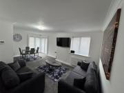 The Modern Balcony Apartment - 2 Bed 1 Bath Private Parking