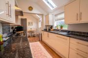 Saltbox Stays- Central, 3 bed, 2 bath,fast wifi, sleeps 6