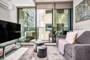 Melbourne CBD Retreat w Gym & Balcony