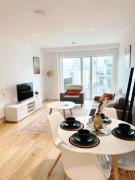 2-Bed Apt Sleeps 4 -Private Parking -WiFi & Tv