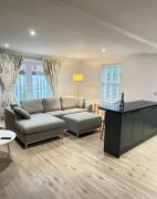 Gorgeous 2 bed apartment with free parking near, Sefton Park, Palm House, Lark Lane, Liverpool and Everton football clubs