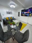 Stunning 2 bed apartment located on high street, 5 minutes from New Cross station, free parking, 1 minute from famous 5 star Lit shisha bar and restaurant