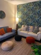 The Mews - Worcester City - House - Gated - Self Check In - Free WIFI - 2 Doubles - TVs in bedrooms - Sleeps 6 - Free Nearby Parking