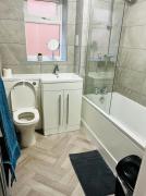 2 Bed Flat - Sleeps 8 - Pets - Garden - Parking