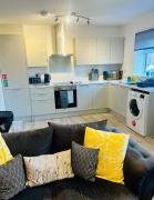 2 Bed Flat - Sleeps 8 - Pets - Garden - Parking