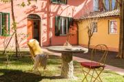Charming Vintage Home by Piazza Maggiore with Garden