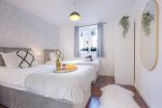 Beautiful Apartment - Close to City Centre - Free Parking, Fast Wifi, SmartTV with Sky TV and Netflix by Yoko Property
