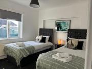 Brighton Bungalow- Spacious 3BR, contractor friendly, close to University & near AMEX Stadium, parking and free WIFI,Garden & BBQ