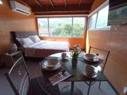 Loft con iluminación natural vista a las montañas