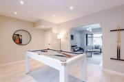 Stylish 3BDR House By Vista Stays Short Lets & Serviced Accommodation Manchester With Free Parking, Pool Table and PS4