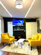 2 Private Bedroom Suites with Hot Tub