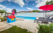 Amazing Apartment In Valbandon With Wifi