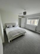 Seaside Retreat - Sleeps 5 garden & parking