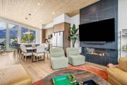 Scenic Views in a Luxurious Townhouse