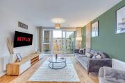 Beautiful Canal Side Apartment - City Centre - Balcony, Secure Parking, Self Check-In, Fast WiFi and Smart TV with Sky TV and Netflix by Yoko Property