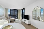 Broadbeach 2b2b apt FREE parking