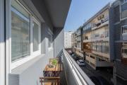 Host Wise - Sweet Sunny Flat with Balcony