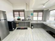 Cozy 3 BR house & green lawn near Airport & Old town