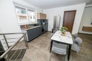 Family 2-Bedroom Maisonette - by HostMT