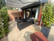 Luxe appartement bij Zuidas met tuin en buitendouche