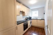 Florey Court, Long Stays Disc, Sleeps 6 in 2 Bedrooms, Parking