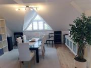 Moderne Dachgeschosswohnung mit Garten, Pool, Balkon