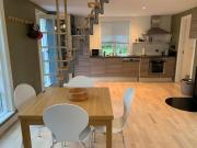 Modern 2 bedroom cottage close to airport and town - sleeps 8