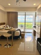 CB1242 | Estudio moderno con diseño natural y piscina