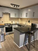 Superb Central Flat, 3 mins to Station and Parking