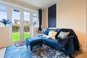 Stylish 4-Bed City Apartment, Sleeps 6, Ample Parking & Free Wi-Fi