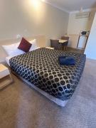 OVERLANDER MOTOR LODGE